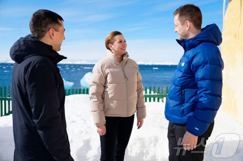 메테 프레데릭센 덴마크 총리가 지난해 4월 그린란드와 신뢰와 협력 구축을 위해 누크에 도착해 옌스-프레데릭 닐센 신임 총리와 만나고 있다. 2025.04.03 ⓒ AFP=뉴스1 ⓒ News1 우동명 기자