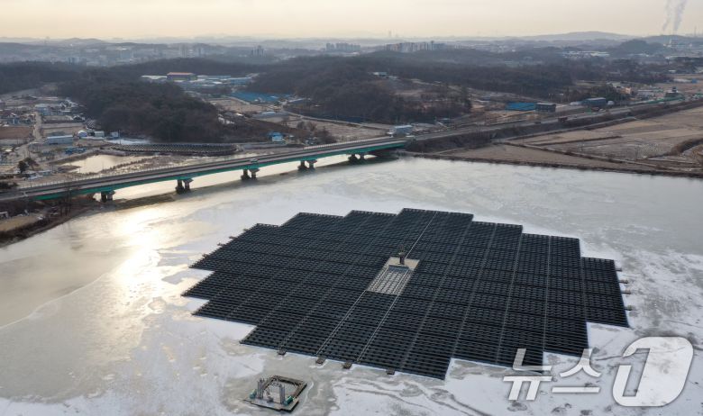 연일 북극 한파가 지속되고 있는 23일 경기 화성시 멱우지에 설치된 수상태양광발전소 주변이 얼어 있다. 2026.1.23/뉴스1 ⓒ News1 김영운 기자