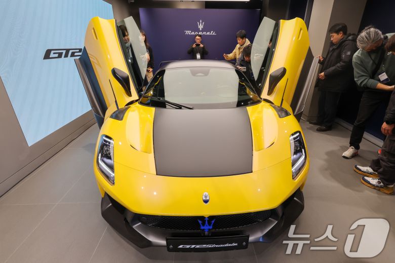마세라티 코리아 고성능 슈퍼 스포츠카 ‘GT2 스트라달레(Stradale)’ 공식 출시 행사가 열린 22일 경기 성남시 분당구 마세라티 판교 전시장에 차량이 진열돼 있다. ⓒ News1 안은나 기자
