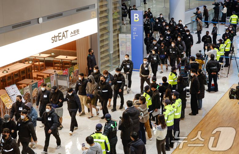 캄보디아를 거점으로 대규모 스캠 범죄를 저지른 한국 국적 피의자 73명이 23일 오전 인천국제공항 2터미널을 통해 강제 송환되고 있다. 2026.1.23/뉴스1 ⓒ News1 안은나 기자