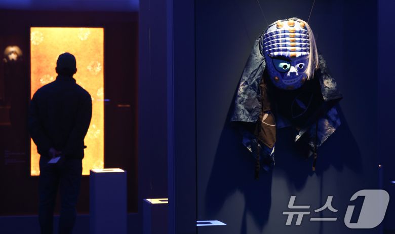 22일 서울 종로구 아라아트센터에서 열린 '쿠키런: 킹덤 아트 콜라보 프로젝트 특별전 - 위대한 왕국의 유산' 언론공개회에서 관계자가 전시를 살펴보고 있다. 이번 특별전은 데브시스터즈가 지난 2년간 이어 온 아트 콜라보 프로젝트를 총망라한 전시로 오는 23일부터 4월 12일까지 개최된다. 2026.1.22/뉴스1 ⓒ News1 최지환 기자