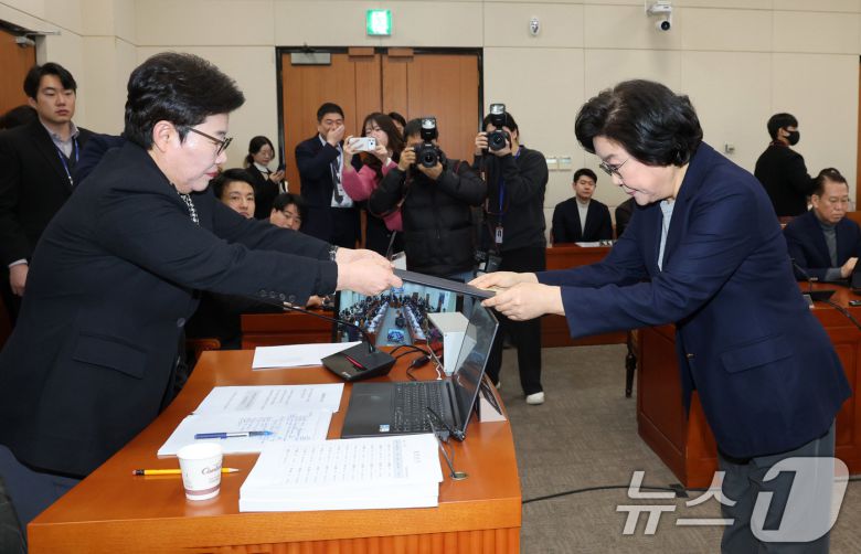 이혜훈 기획예산처 장관 후보자가 23일 서울 여의도 국회에서 열린 제431회국회(임시회) 재정경제기획위원회 인사청문회에 출석해 선서문을 임이자 위원장에게 제출하고 있다. 2026.1.23/뉴스1 ⓒ News1 국회사진기자단