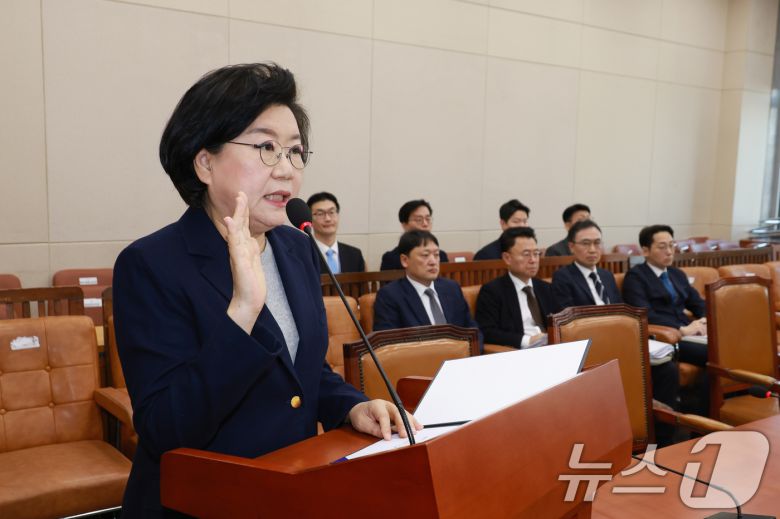 이혜훈 기획예산처 장관 후보자가 23일 서울 여의도 국회에서 열린 인사청문회에 출석해 증인 선서를 하고 있다. 2026.1.23/뉴스1 ⓒ News1 국회사진기자단