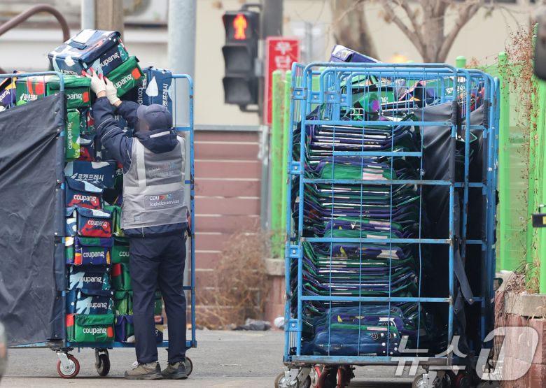 28일 서울 시내 한 쿠팡 물류센터 앞에서 관계자가 물류상자를 정리하고 있다. 2025.12.28/뉴스1 ⓒ News1 황기선 기자