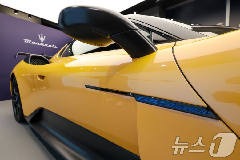 마세라티 코리아 고성능 슈퍼 스포츠카 ‘GT2 스트라달레(Stradale)’ 공식 출시 행사가 열린 22일 경기 성남시 분당구 마세라티 판교 전시장에 차량이 진열돼 있다. ⓒ News1 안은나 기자
