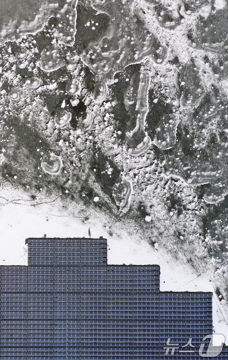 연일 북극 한파가 지속되고 있는 23일 경기 화성시 멱우지에 설치된 수상태양광발전소 주변이 얼어 있다. 2026.1.23/뉴스1 ⓒ News1 김영운 기자