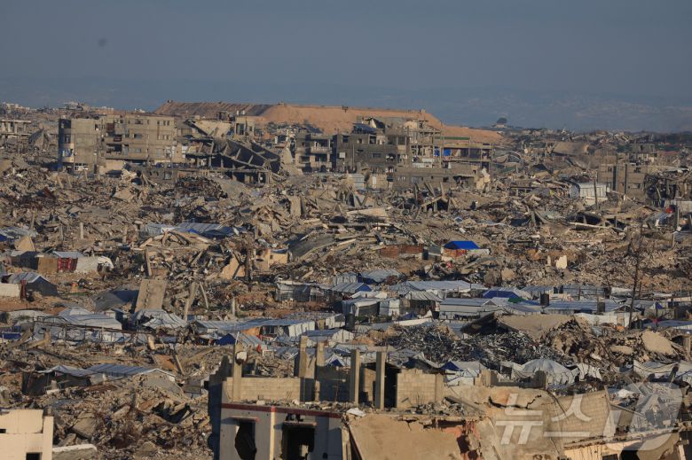 팔레스타인 가자지구에 이스라엘이 설치한 '옐로 라인' 근처의 무너진 건물들을 16일 촬영한 모습. 2026.1.16 ⓒ 로이터=뉴스1 ⓒ News1 강민경 기자