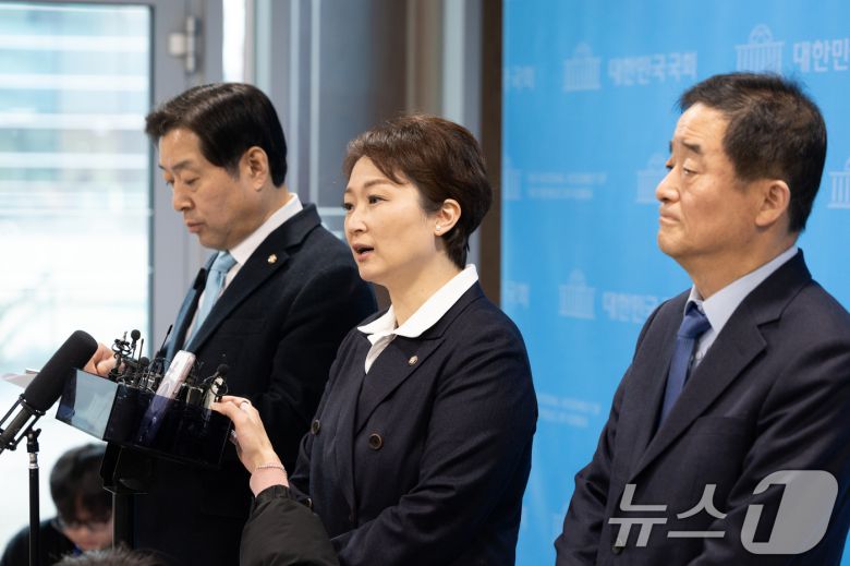 이언주, 황명선, 강득구 더불어민주당 최고위원이 23일 서울 여의도 국회 소통관에서 정청래 대표의 조국혁신당과의 합당 제안과 관련해 규탄 및 사과를 촉구하는 기자회견을 마치고 취재진의 질문에 답하고 있다. 2026.1.23/뉴스1 ⓒ News1 이승배 기자