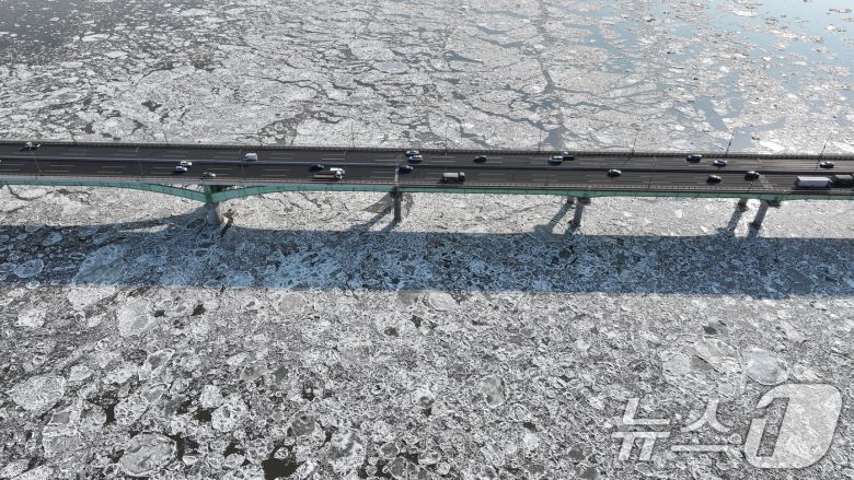 연일 한파가 이어지고 있는 23일 경기 김포시 일산대교 일대 한강 위에 유빙이 떠다니고 있다. 2026.1.23/뉴스1 ⓒ News1 김도우 기자