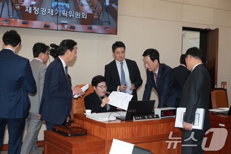 23일 서울 여의도 국회 재정경제기획위원회에서 열린 이혜훈 기획예산처 장관 후보자에 대한 인사청문회 오전 질의가 끝나자 최은석 국민의힘 의원(오른쪽 두 번째)이 임이자 위원장에게 자료제출에 관해 의견을 제시하고 있다. 2026.1.23/뉴스1 ⓒ News1 국회사진기자단