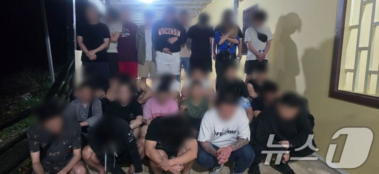 청와대는 22일 브리핑을 열고 캄보디아 스캠 조직 한국 국적 피의자 73명을 강제송환한다고 밝혔다. 사진은 몬돌끼리 검거 대상자들. (초국가범죄특별대응 TF 제공. 재판매 및 DB 금지) 2026.1.22/뉴스1 ⓒ News1 허경 기자