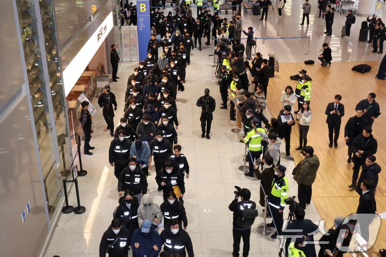 캄보디아를 거점으로 대규모 스캠 범죄를 저지른 한국 국적 피의자 73명이 23일 오전 인천국제공항 2터미널을 통해 강제 송환되고 있다.  2026.1.23/뉴스1 ⓒ News1 안은나 기자