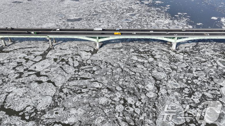 연일 한파가 이어지고 있는 23일 경기 김포시 일산대교 일대 한강 위에 유빙이 떠다니고 있다. 2026.1.23/뉴스1 ⓒ News1 김도우 기자