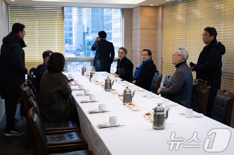 더불어민주당 초선의원 모임인 '더민초' 의원들이 23일 서울 여의도 한 식당에서 정청래 대표의 조국혁신당 합당 추진 등과 관련해 오찬 회동을 하고 있다. 2026.1.23/뉴스1 ⓒ News1 유승관 기자