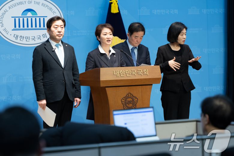 이언주, 황명선, 강득구 더불어민주당 최고위원이 23일 서울 여의도 국회 소통관에서 정청래 대표의 조국혁신당과의 합당 제안과 관련해 규탄 및 사과를 촉구하는 기자회견을 하고 있다. 2026.1.23/뉴스1 ⓒ News1 이승배 기자