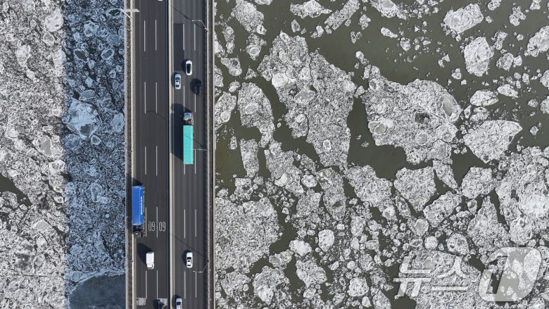 연일 한파가 이어지고 있는 23일 경기 김포시 일산대교 일대 한강 위에 유빙이 떠다니고 있다. 2026.1.23/뉴스1 ⓒ News1 김도우 기자