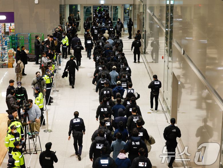 캄보디아를 거점으로 대규모 스캠 범죄를 저지른 한국 국적 피의자 73명이 23일 오전 인천국제공항 2터미널을 통해 강제 송환되고 있다. 2026.1.23/뉴스1 ⓒ News1 안은나 기자