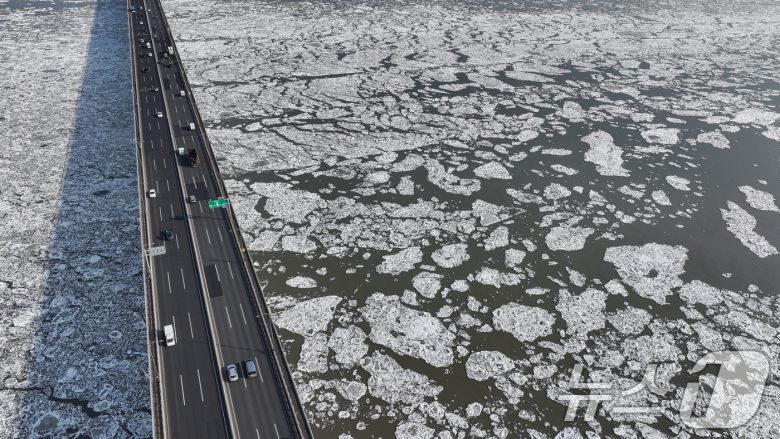 연일 한파가 이어지고 있는 23일 경기 김포시 일산대교 일대 한강 위에 유빙이 떠다니고 있다. 2026.1.23/뉴스1 ⓒ News1 김도우 기자