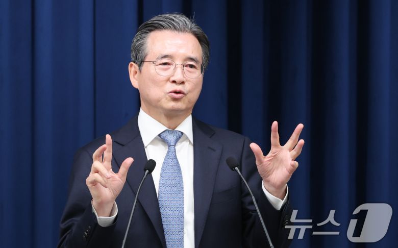 김용범 정책실장이 1일 서울 용산 대통령실 청사에서 샘 올트먼 오픈AI CEO 접견 관련 브리핑을 하고 있다. 2025.10.1/뉴스1 ⓒ News1 허경 기자