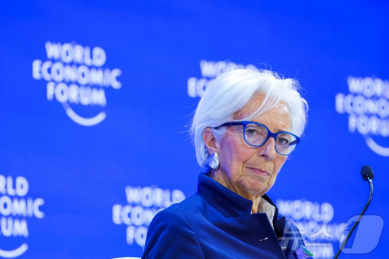 크리스틴 라가르드 유럽중앙은행(ECB) 총재가 23일 스위스 다보스에서 열린 세계경제포럼에서 연설하고 있다. 2026.1.23 ⓒ 로이터=뉴스1 ⓒ News1 강민경 기자