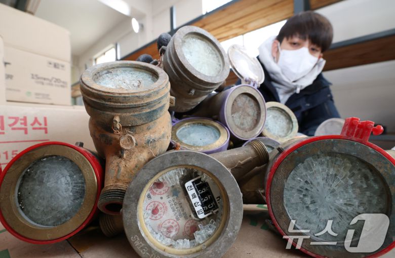 강력한 한파가 계속되고 있는 지난 21일 경기 수원시 장안구 파장정수장 자재창고에서 수원시상수도사업소 직원이 추위에 동파된 수도계량기를 정리하고 있다. 2026.1.21/뉴스1 ⓒ News1 김영운 기자