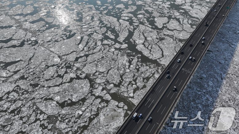 연일 한파가 이어지고 있는 23일 경기 김포시 일산대교 일대 한강 위에 유빙이 떠다니고 있다. 2026.1.23/뉴스1 ⓒ News1 김도우 기자