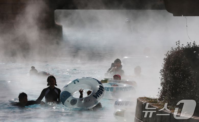 강력한 한파가 지속되고 있는 지난 22일 경기 용인시 처인구 캐리비안 베이를 찾은 시민들이 따뜻한 유수풀에서 몸을 녹이며 즐거운 시간을 보내고 있다. 2026.1.22/뉴스1 ⓒ News1 김영운 기자
