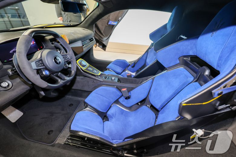 마세라티 코리아 고성능 슈퍼 스포츠카 ‘GT2 스트라달레(Stradale)’ 공식 출시 행사가 열린 22일 경기 성남시 분당구 마세라티 판교 전시장에 차량이 진열돼 있다. ⓒ News1 안은나 기자