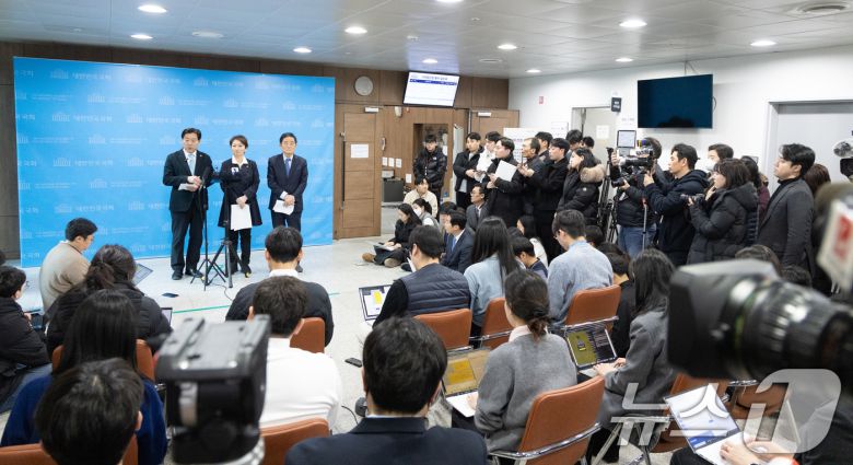 이언주, 황명선, 강득구 더불어민주당 최고위원이 23일 서울 여의도 국회 소통관에서 정청래 대표의 조국혁신당과의 합당 제안과 관련해 규탄 및 사과를 촉구하는 기자회견을 마치고 취재진의 질문에 답하고 있다. 2026.1.23/뉴스1 ⓒ News1 이승배 기자