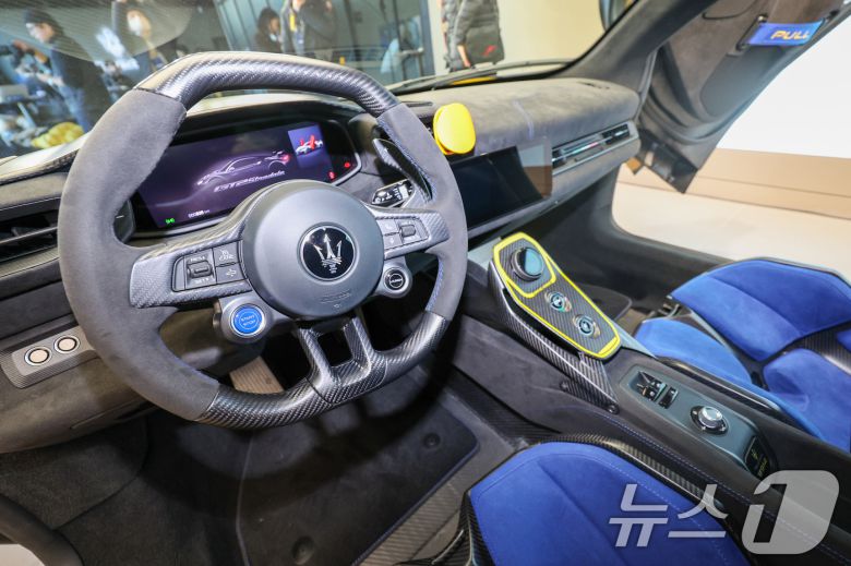 마세라티 코리아 고성능 슈퍼 스포츠카 ‘GT2 스트라달레(Stradale)’ 공식 출시 행사가 열린 22일 경기 성남시 분당구 마세라티 판교 전시장에 차량이 진열돼 있다. ⓒ News1 안은나 기자