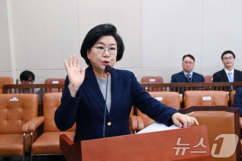 이혜훈 기획예산처 장관 후보자가 23일 서울 여의도 국회에서 열린 제431회국회(임시회) 재정경제기획위원회 인사청문회에 출석해 선서하고 있다. 2026.1.23/뉴스1 ⓒ News1 국회사진기자단