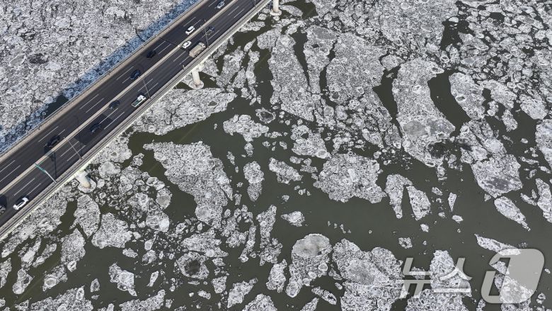 연일 한파가 이어지고 있는 23일 경기 김포시 일산대교 일대 한강 위에 유빙이 떠다니고 있다. 2026.1.23/뉴스1 ⓒ News1 김도우 기자