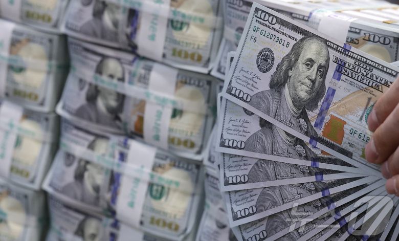 서울 중구 하나은행 위변조대응센터에서 직원이 달러화를 정리하는 모습. 2026.1.19/뉴스1 ⓒ News1 김성진 기자