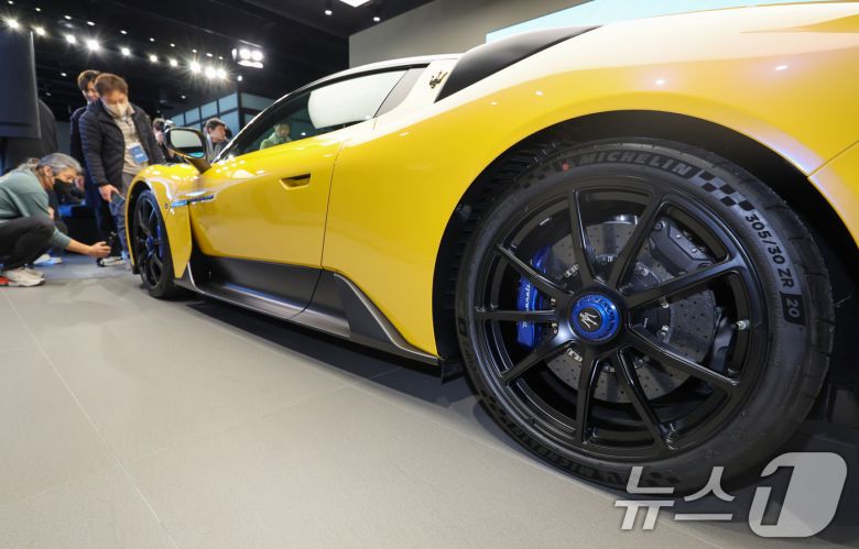 마세라티 스포츠카 ‘GT2 스트라달레(Stradale)’ 국내 공식 출시 행사가 열린 22일 경기 성남시 분당구 마세라티 판교 전시장에 진열된 GT2 스트라달레의 스티어링 휠. 2026.01.22/ 뉴스1 ⓒ News1 안은나 기자