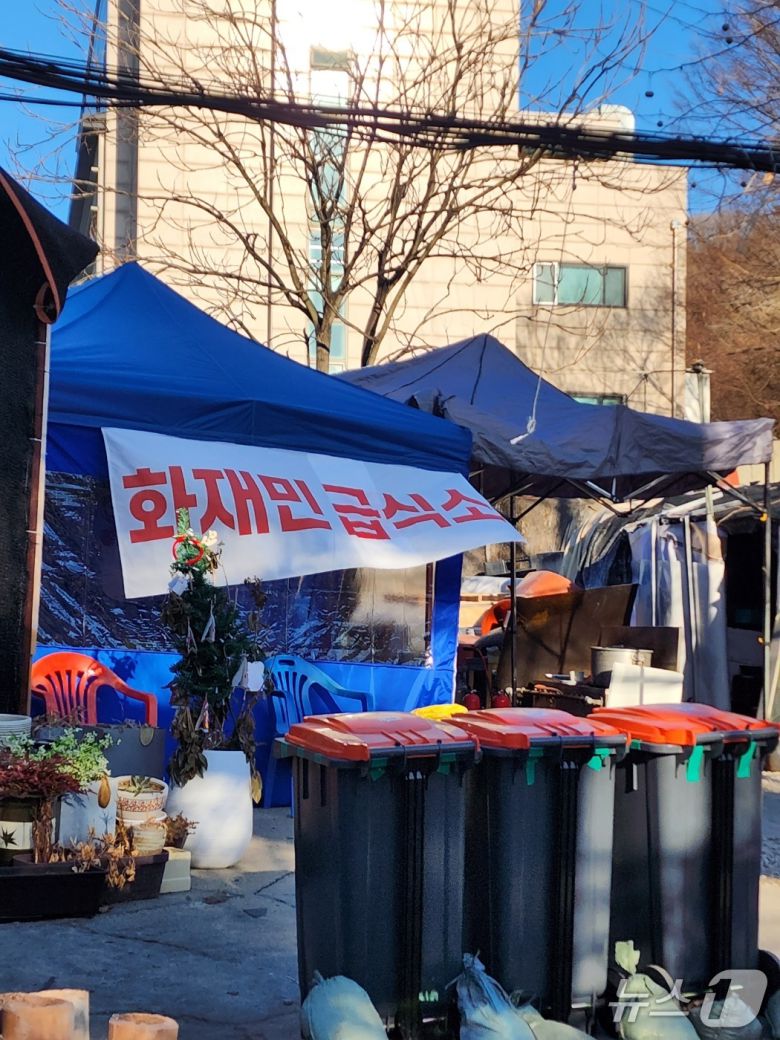 21일 서울시 강남구 개포동 구룡마을 입구 어귀에 화재 이재민을 위한 급식소가 차려져 있다. 이곳에서는 아침, 저녁 2끼를 제공하는데 재료값 등은 화재 피해를 입지 않은 나머지 주민들이 십시일반으로 모아 대고 있다. 2026.01.23/ⓒ 뉴스1 권진영 기자