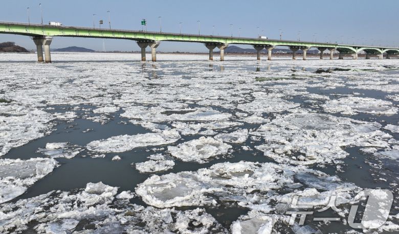 연일 한파가 이어지고 있는 23일 경기 김포시 일산대교 일대 한강 위에 유빙이 떠다니고 있다. 2026.1.23/뉴스1 ⓒ News1 김도우 기자