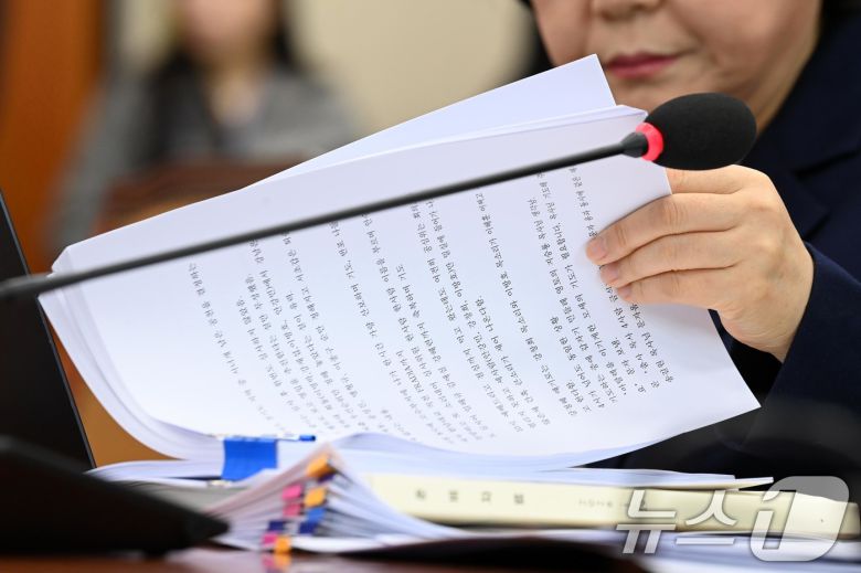 이혜훈 기획예산처 장관 후보자가 23일 서울 여의도 국회에서 열린 제431회국회(임시회) 재정경제기획위원회 인사청문회에 출석해 천하람 개혁신당 원내대표에게 받은 비망록을 살펴보고 있다. 2026.1.23/뉴스1 ⓒ News1 국회사진기자단