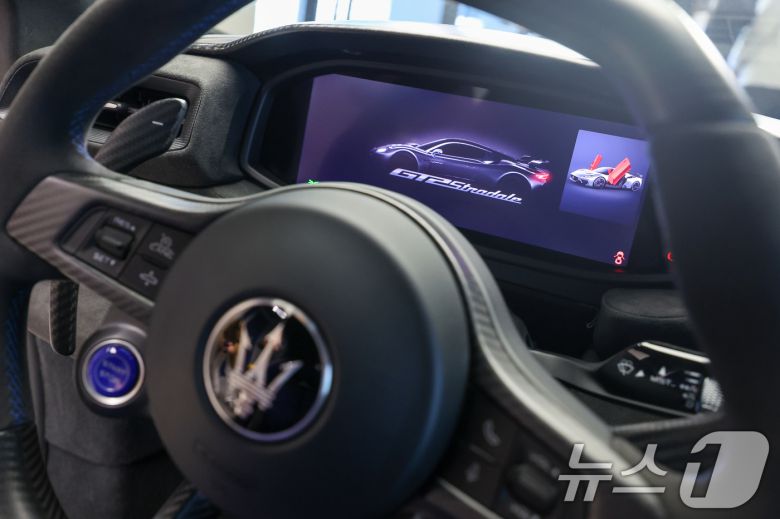 마세라티 코리아 고성능 슈퍼 스포츠카 ‘GT2 스트라달레(Stradale)’ 공식 출시 행사가 열린 22일 경기 성남시 분당구 마세라티 판교 전시장에 차량이 진열돼 있다. ⓒ News1 안은나 기자