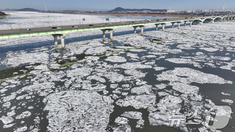 연일 한파가 이어지고 있는 23일 경기 김포시 일산대교 일대 한강 위에 유빙이 떠다니고 있다. 2026.1.23/뉴스1 ⓒ News1 김도우 기자