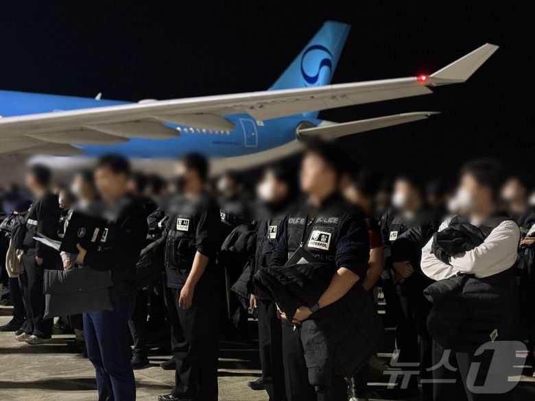 23일 초국가범죄 특별대응 TF가 캄보디아를 거점으로 우리 국민 869명 대상 약 486억 원을 편취한 한국 국적 피의자 73명(남 65명, 여 8명)을 강제 송환하고 있다. (경찰청 제공. 재판매 및 DB 금지) 2026.1.23/뉴스1