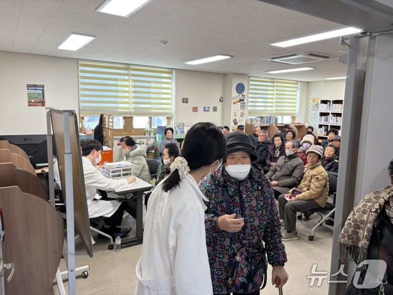 22일 광양옥곡면사무소에 마련된 대피소에서 진료 대기 중인 주민들.