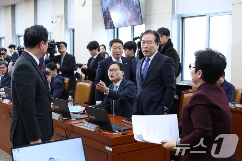 정태호 더불어민주당 간사와 박수영 국민의힘 간사가 19일 서울 여의도 국회에서 열린 재정경제기획위원회가 정회된 후 대화하고 있다. 2026.1.19/뉴스1 ⓒ News1 신웅수 기자