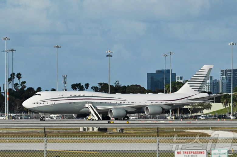 지난 2월 15일 플로리다주 웨스트 팜비치에 있는 팜비치 국제 공항에서 보잉 747 항공기가 보인다. (자료사진) 2025.05.12 ⓒ AFP=뉴스1 ⓒ News1 우동명 기자