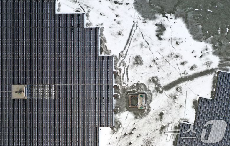 연일 북극 한파가 지속되고 있는 23일 경기 화성시 멱우지에 설치된 수상태양광발전소 주변이 얼어 있다. 2026.1.23/뉴스1 ⓒ News1 김영운 기자