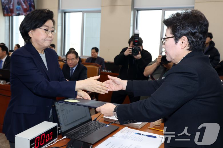 이혜훈 기획예산처 장관 후보자가 23일 서울 여의도 국회에서 열린 인사청문회에 출석해 임이자 재정경제기획위원장에게 선서문을 전달한 후 악수하고 있다. 2026.1.23/뉴스1 ⓒ News1 국회사진기자단