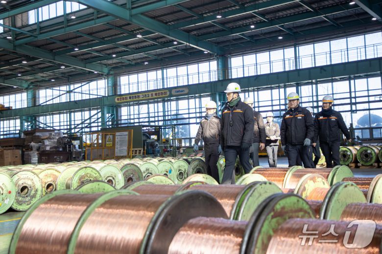 김대헌 호반그룹 기획총괄사장(왼쪽 두번째)이 지난 22일 충남 당진 대한전선 당진 케이블공장을 찾아 설비 운영 현황을 점검하는 모습 (호반그룹 제공) 뉴스1 ⓒ News1