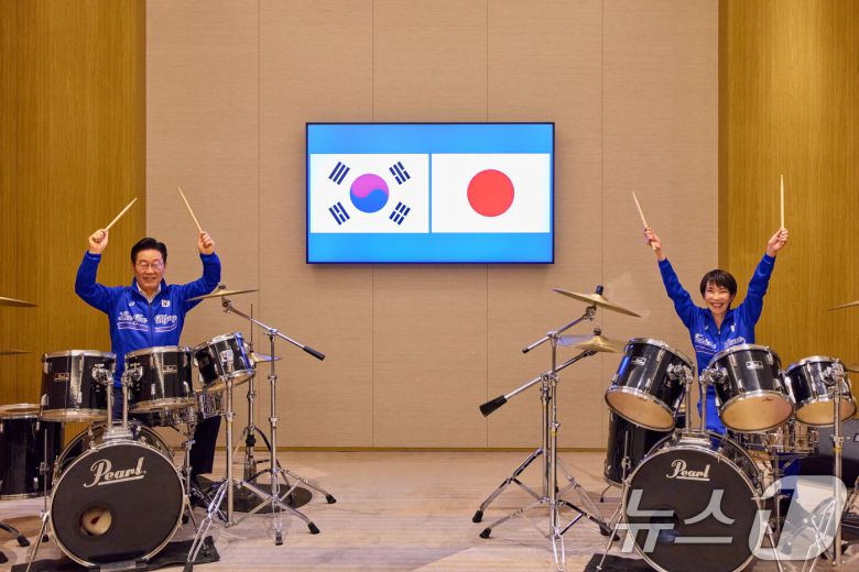 이재명 대통령과 다카이치 사나에 일본 총리가 지난 13일 일본 나라현 회담에서 푸른색 유니폼을 함께 착용하고 즉석 드럼 협주를 하고 있다.(공동취재) 2026.1.13/뉴스1 ⓒ News1 이재명 기자
