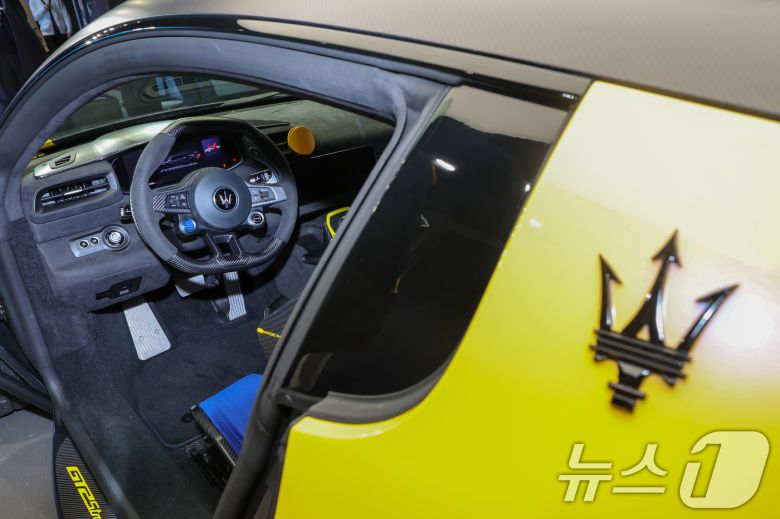 마세라티 코리아 고성능 슈퍼 스포츠카 ‘GT2 스트라달레(Stradale)’ 공식 출시 행사가 열린 22일 경기 성남시 분당구 마세라티 판교 전시장에 차량이 진열돼 있다. ⓒ News1 안은나 기자