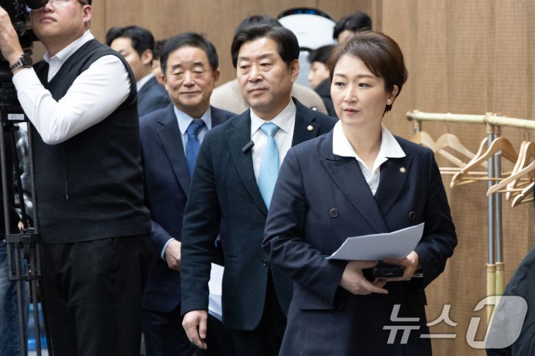 이언주, 황명선, 강득구 더불어민주당 최고위원이 23일 서울 여의도 국회 소통관에서 정청래 대표의 조국혁신당과의 합당 제안과 관련해 규탄 및 사과를 촉구하는 기자회견을 위해 단상으로 향하고 있다. 2026.1.23/뉴스1 ⓒ News1 이승배 기자