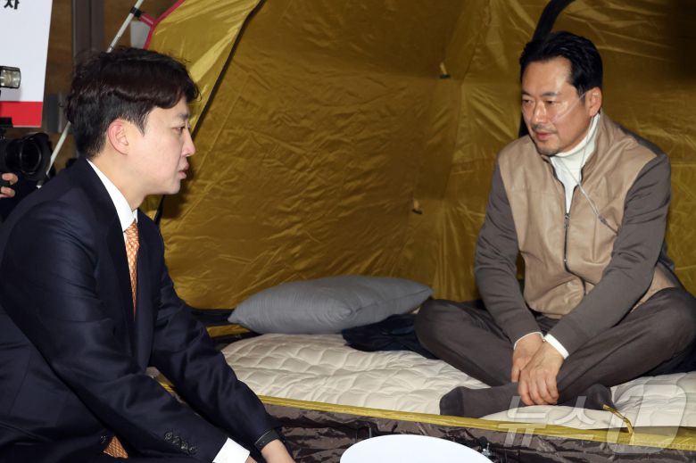 이준석 개혁신당 대표가 21일 서울 여의도 국회 로텐더홀에서 단식투쟁 7일차를 맞은 장동혁 국민의힘 대표를 찾아 대화를 하고 있다. (공동취재) 2026.1.21/뉴스1 ⓒ News1 신웅수 기자